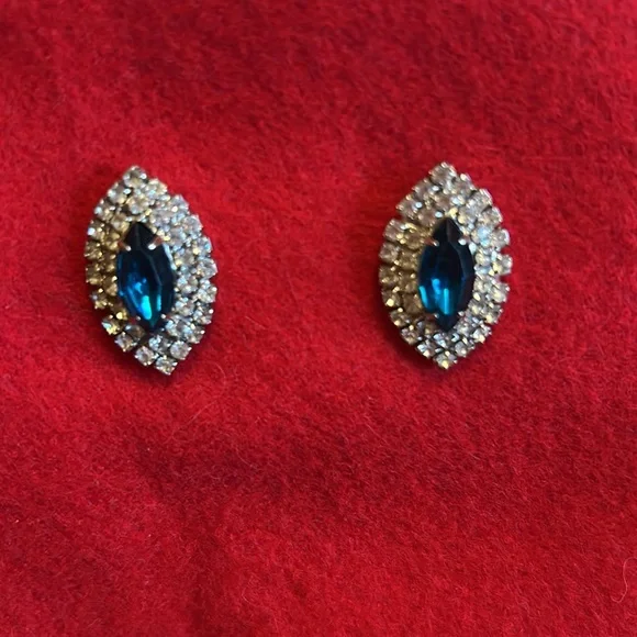 Women’s Beautiful Vintage Pierced DressyButton Bejeweled around Aqua Blue Stone - Picture 3 of 5